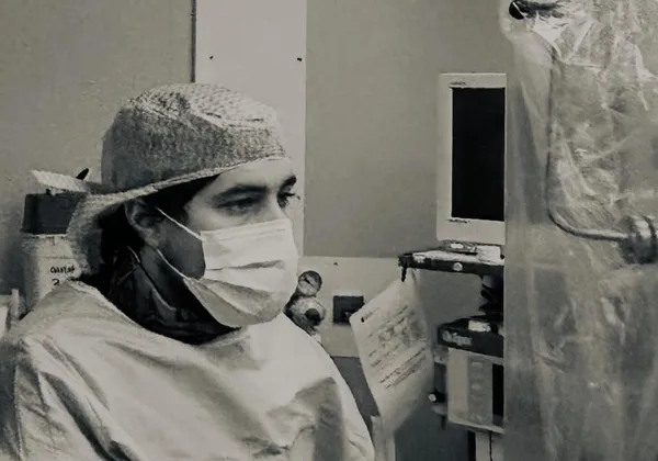 Dr Nathan El Bèze en salle d'intervention — cathétérisme cardiaque