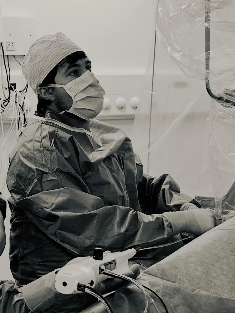 Dr Nathan El Bèze en salle de cathétérisme interventionnel — cardiologie structurelle Paris